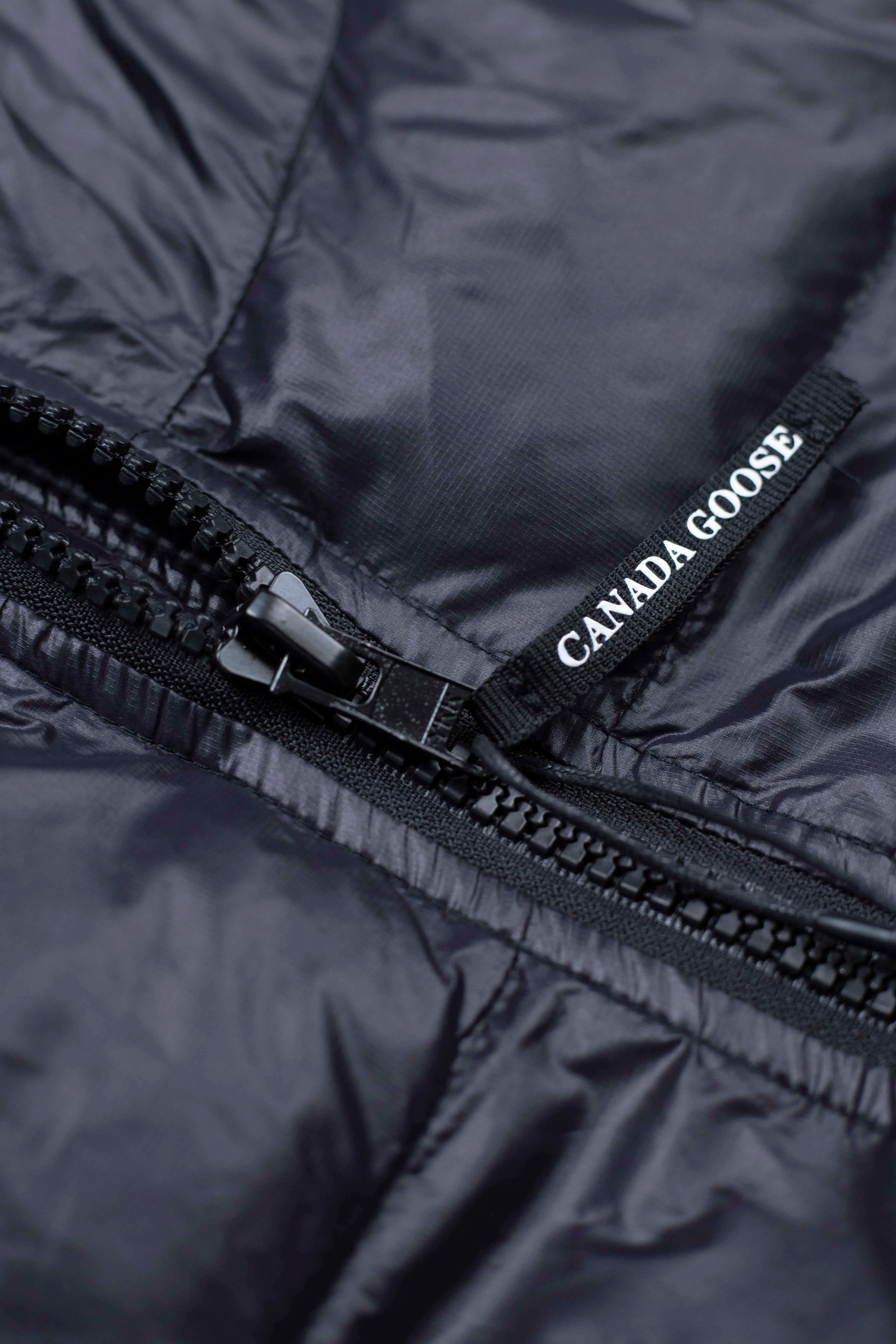 P490 Style number: [Y107] 𝘾𝘼𝙉𝘼𝘿𝘼 𝙂𝙊𝙊𝙎𝙀/Canada Goose Black Red Label Limited New Crofton Puff Down Jacket Pure Guangzhou Inspection 80 White Duck Down Filling‼  Top version, ceiling level‼ Crofton soft bread, the latest style in 2023, has a cold protection effect of up to level 4. It is made of recycled Feather-Light tear-resistant fabric. It is ultra-light and has no weight on the upper body at all! The unique black label highlights your temperament‼  Canada Goose, a Canadian brand, has always been recognized as the warmest down jacket. Various Instagram celebrities, Internet celebrities, and celebrities often wear it for street photos. I do Canada Goose every year, but I still can’t get rid of my love for geese. No matter how cold the winter is, there is no need to be afraid, because there are geese! Filled with 80% white duck down, Canada Goose is the legendary warmest down jacket and is known as a must-have for Arctic outdoor sports! The most popular down jacket in the world, celebrities are rushing to buy it, it is a must-have! Same style for men and women Color Black Size: M~XXL